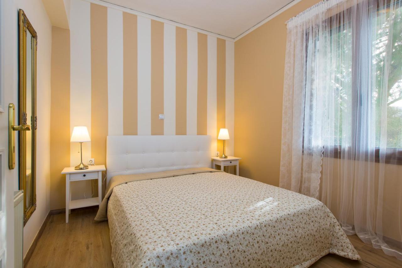 Beachfront Family Villa Katerina With Private Pool, Playground, Bbq & Amazing Sea Views! Petres  Buitenkant foto