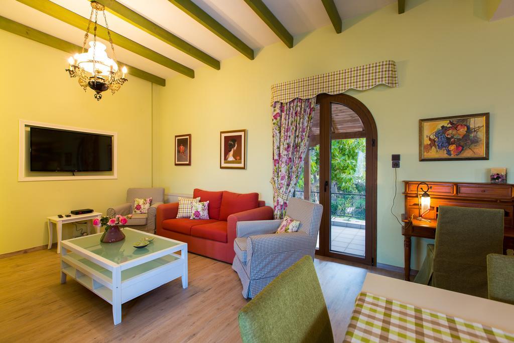 Beachfront Family Villa Katerina With Private Pool, Playground, Bbq & Amazing Sea Views! Petres  Buitenkant foto