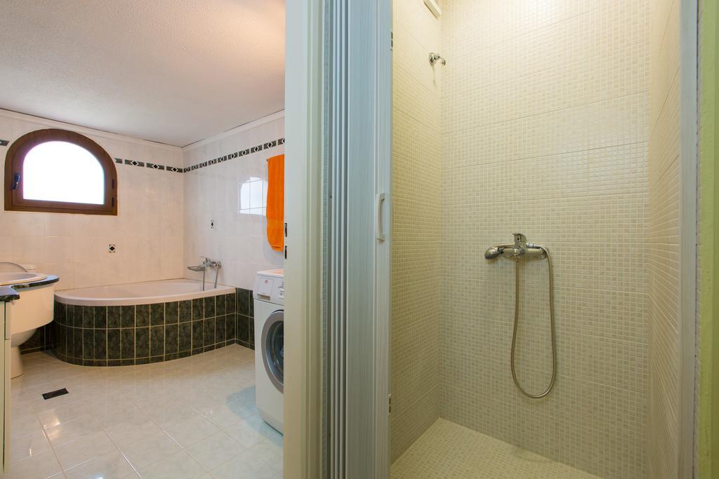Beachfront Family Villa Katerina With Private Pool, Playground, Bbq & Amazing Sea Views! Petres  Buitenkant foto
